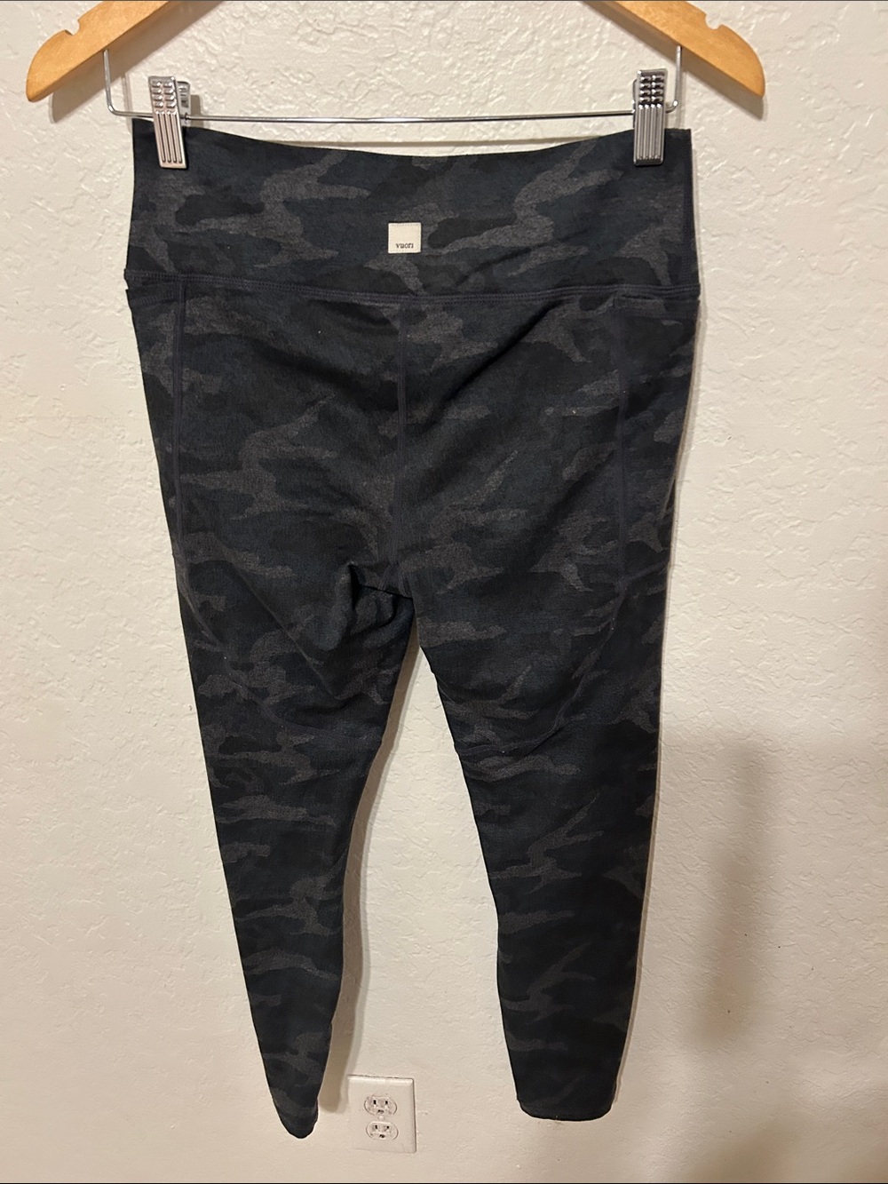 🍔VUORI high-Waist Black Camo elevation performance Leggings size M GUC - Picture 10 of 14